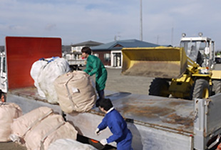 平成26年度　廃プラスチックの回収を行いました01